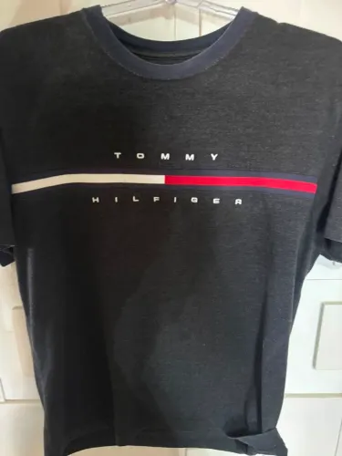 Camiseta Tommy Hilfiger Masculina Essential Flag Sash Preta