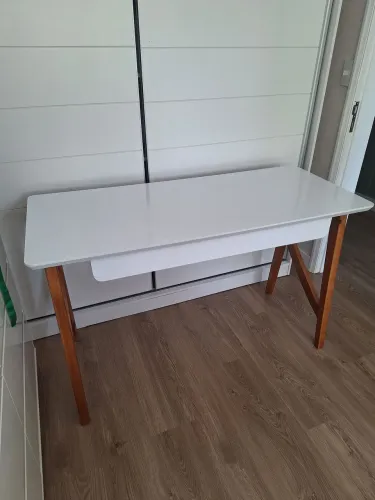 Escrivaninha em mdf e pés em madeira
