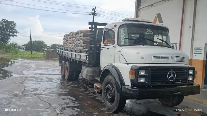 Caminhão Mercedes 1513 trucado
