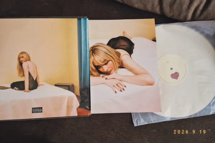Disco de Vinil Emails I Can't Send - Sabrina Carpenter - cor Creme