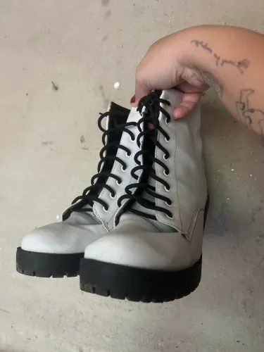 BOTA COTURNO BRANCO COM PRETO
