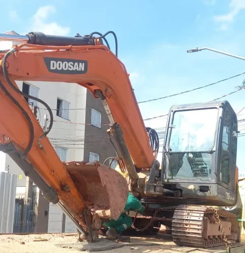 Mini escavadeira Doosan 75V cabinada 