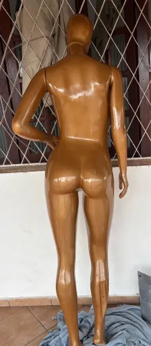 Manequim leve dourado moderno no mercado 
