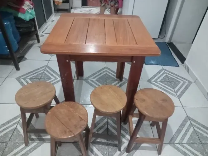Mesa de madeira com 4 bancos