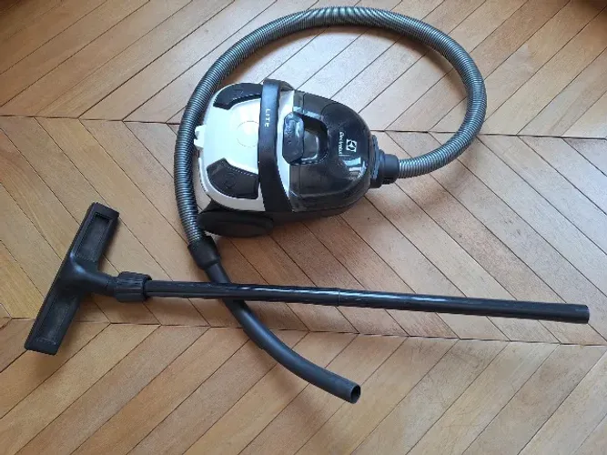 ASPIRADOR DE PO SEM SACO ELECTROLUX LIT31