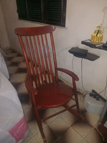 Vendo cadeira de balanço de madeira