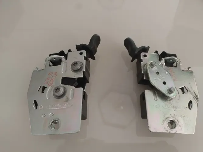 Par de travas da porta traseira do Smart Fortwo