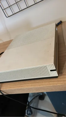XBOX ONE S - DOIS CONTROLES - 1TB