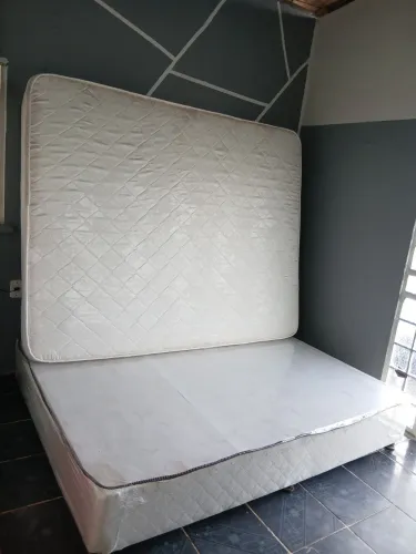 QUEEN SIZE DE BASE E COLCHAO DE MOLAS ENSACADAS HIGIENIZADA