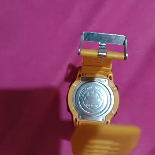 relogio digital na cor amarelo zero e novo preço 70 reais ele e masculino