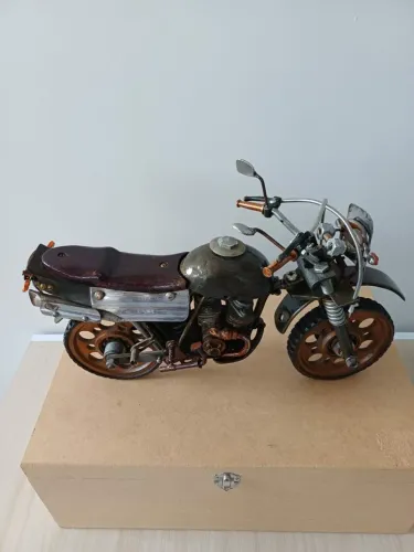 Moto em metal decorativo