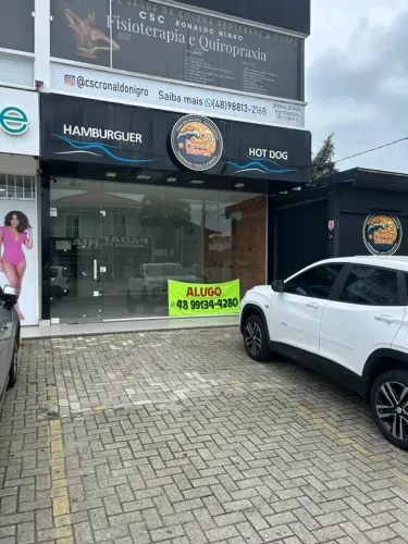 Loja em Praia dos Ingleses, disponível para locação, possui 55m2 com banheiro.