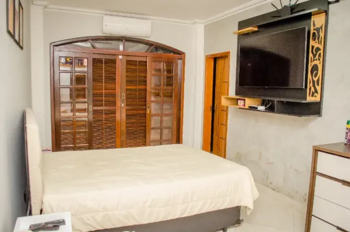 Aluguel de Quarto (Suíte) Imobiliado c/ TV 55", ArCondicionado, Cama, Geladeira e Poltrona
