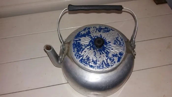 Antiga Chaleira Em Alumínio