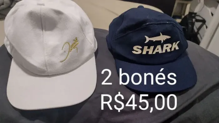 Dois bonés um branco e outro azul 