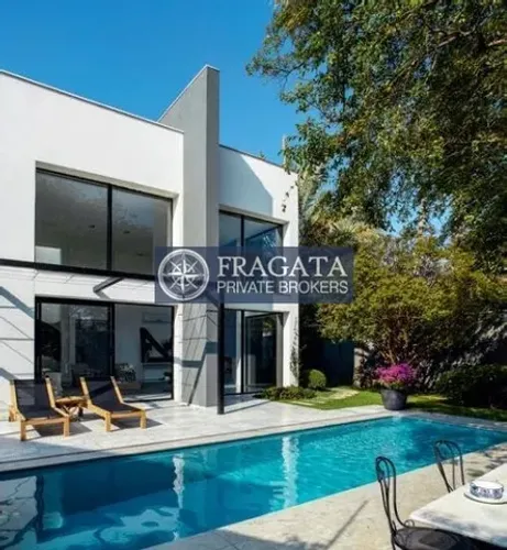 Casa reformada em condominio a passos do Parque.