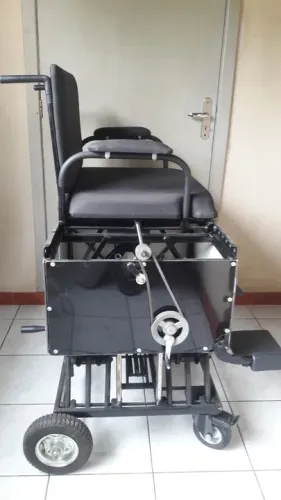Cadeira de Rodas com Regulagem de Altura e Lateral
