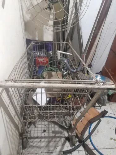 Carrinho de compras em metal