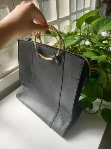 Bolsa preta alça dourada 