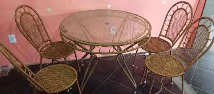 Conjunto de Mesa e Cadeiras em Vime