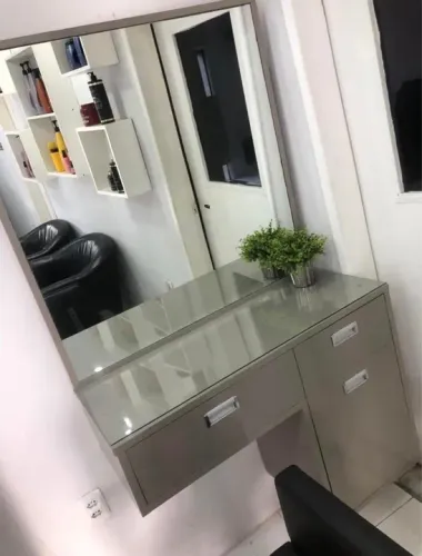 Bancada com espelho para salão de beleza