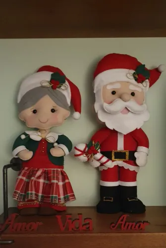 Papai e Mamãe Noel a Caráter e de Pijama e Boneco de Neve