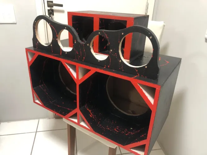 Caixa de Som Canhão Woofer de 12pol. Médio de 6pol.?