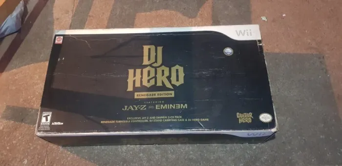 Caixa de dj hero renegade nintendo wii em bom estado