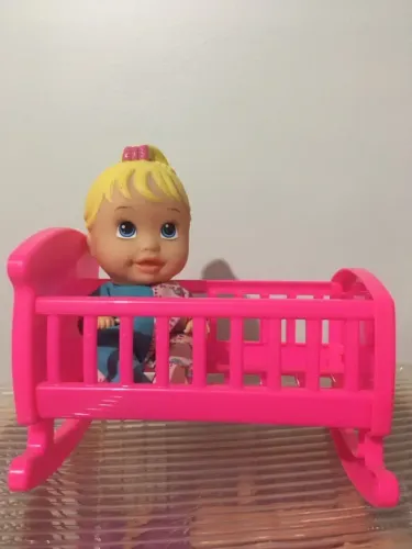 Berço de boneca rosa com bebê