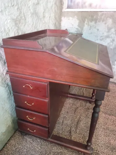 Escrivaninha antiga, vintage e cadeira de época