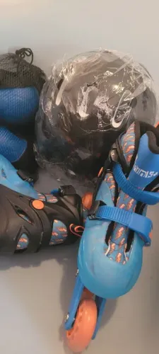 Patins Infantil tamanho 28-31 com mochila, Capacete, luvas, joelheira e cotoveleira.