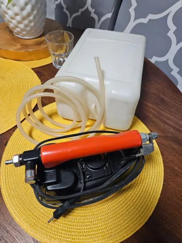 Ferro de passar industrial Takara 110v<br>Possui reservatório de água. <br><br>Aceito tro