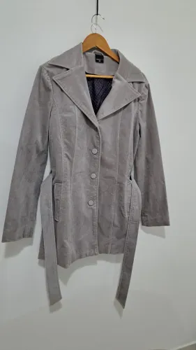 Casaco feminino cinza com cinto