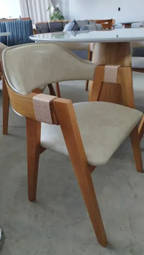 Poltrona de design moderno com braços de madeira