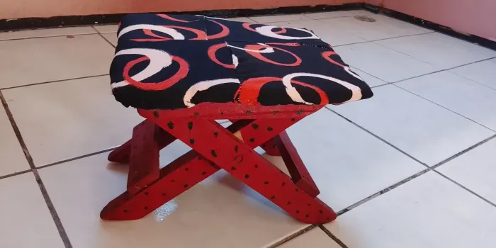 Banquinho de madeira e Estufado com detalhes 