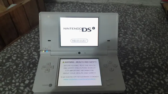 Nintendo dsi com r4 com vários jogos 