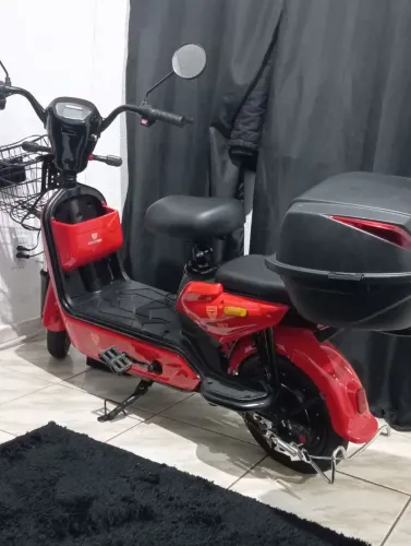 Scooter Elétrica Vermelha - Ideal para Mobilidade Urbana