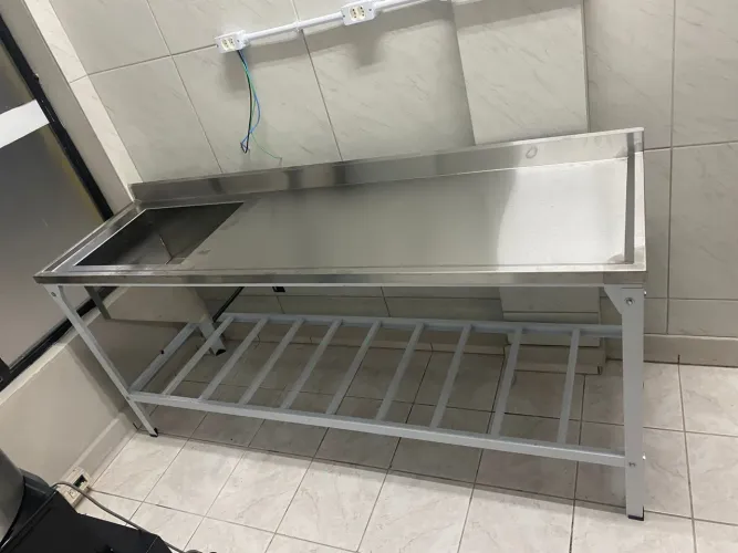 Bancada 1,90m x 0,55m Tampo Inox Estrutura Branco com Pia esquerda para Cozinha Industrial