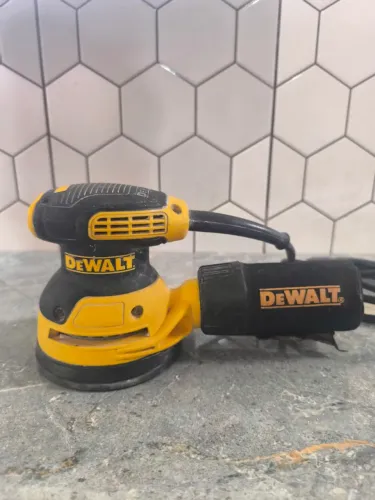Lixadeira roto orbital DeWalt 