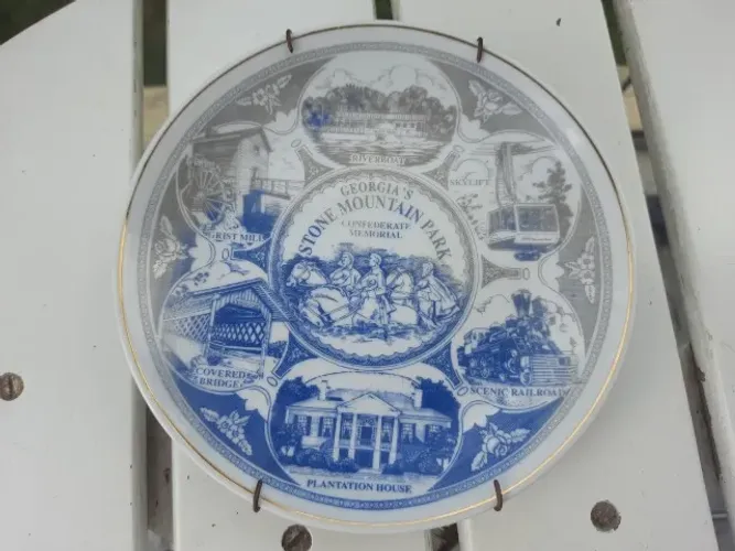 Prato decorativo em porcelana antiga souvenir de Geórgia 19cm diâmetro