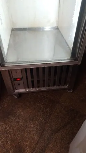 Vendo expositor de bebidas em ótimo estado. Gela muito bem . 