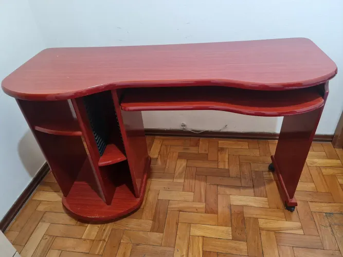 Escrivaninha pra computador mogno 1,40 X 0,45 aprox.