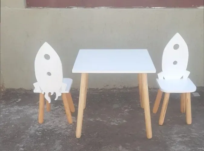 Mesa com 2 cadeiras foguete 