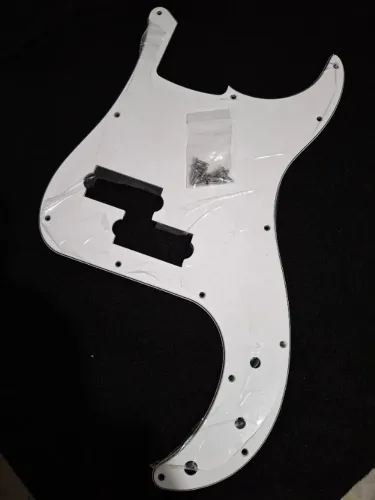 escudo para contra baixo modelo  fender precision R$50,00