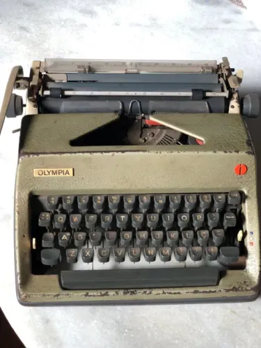 Máquina de escrever Olympia antiga