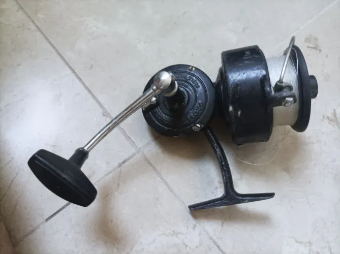 Molinete Malcon grande de pesca antigo