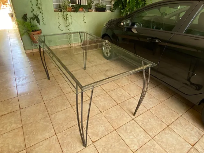 Mesa de Vidro com Pés de Ferro