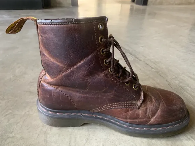 Bota Dr. Martens de Couro Marrom