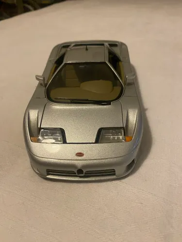 Carros em miniatura escala 1:18 para colecionadores.