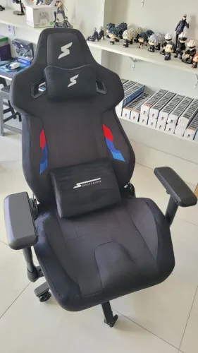 Cadeira Gamer "Grande" em Tecido, suporta até 140kg com ajuste de altura e apoios de braço